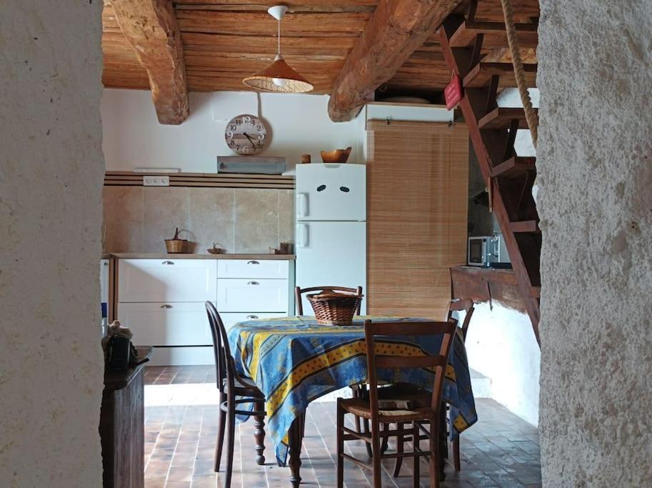 Maison De Caractere En Pierre Trigance Bagian luar foto